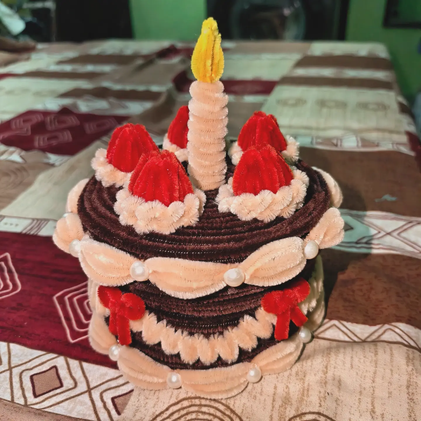 Pipe cleaner cake container